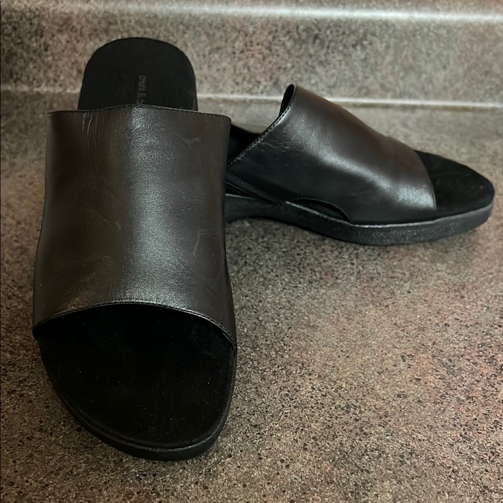 Women’s Kohls sz 8 black sandals, New! $25